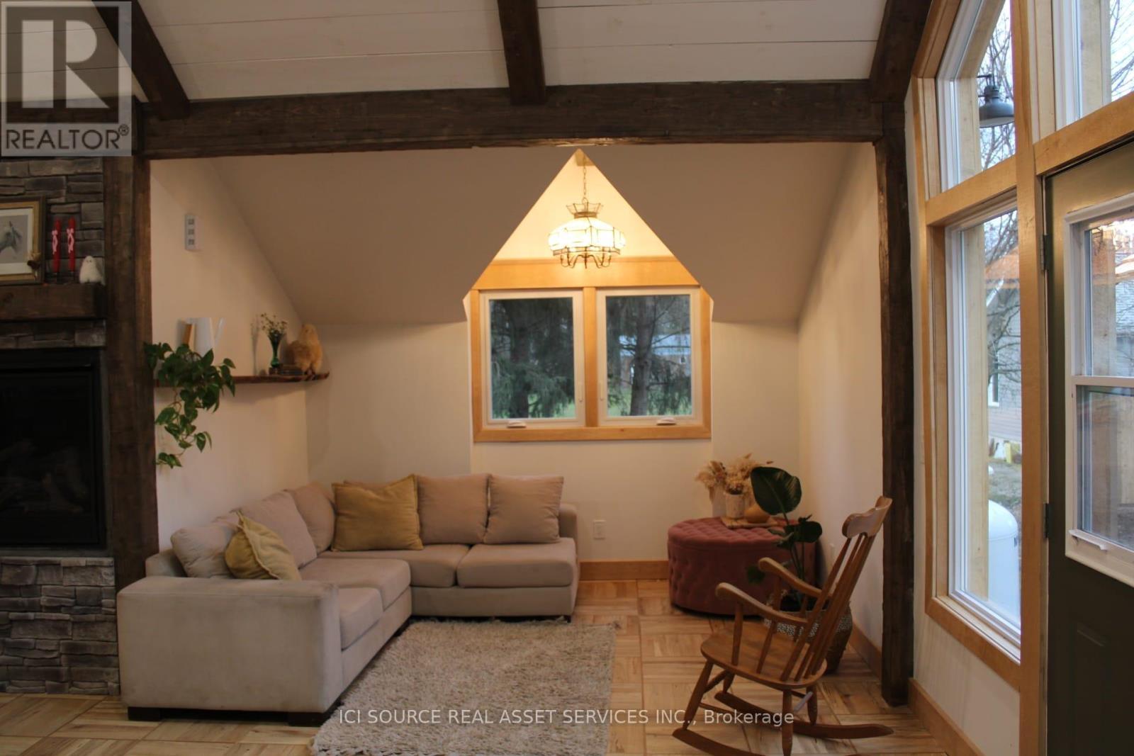 131 Orr Street, Chatsworth, ON - Indoor Photo Showing Living Room
