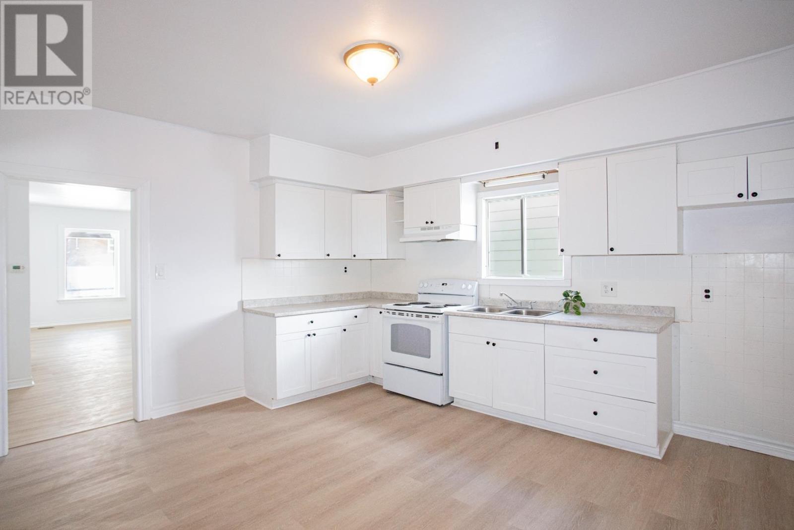 223 Beverley St, Sault Ste. Marie, ON - Indoor Photo Showing Kitchen With Double Sink