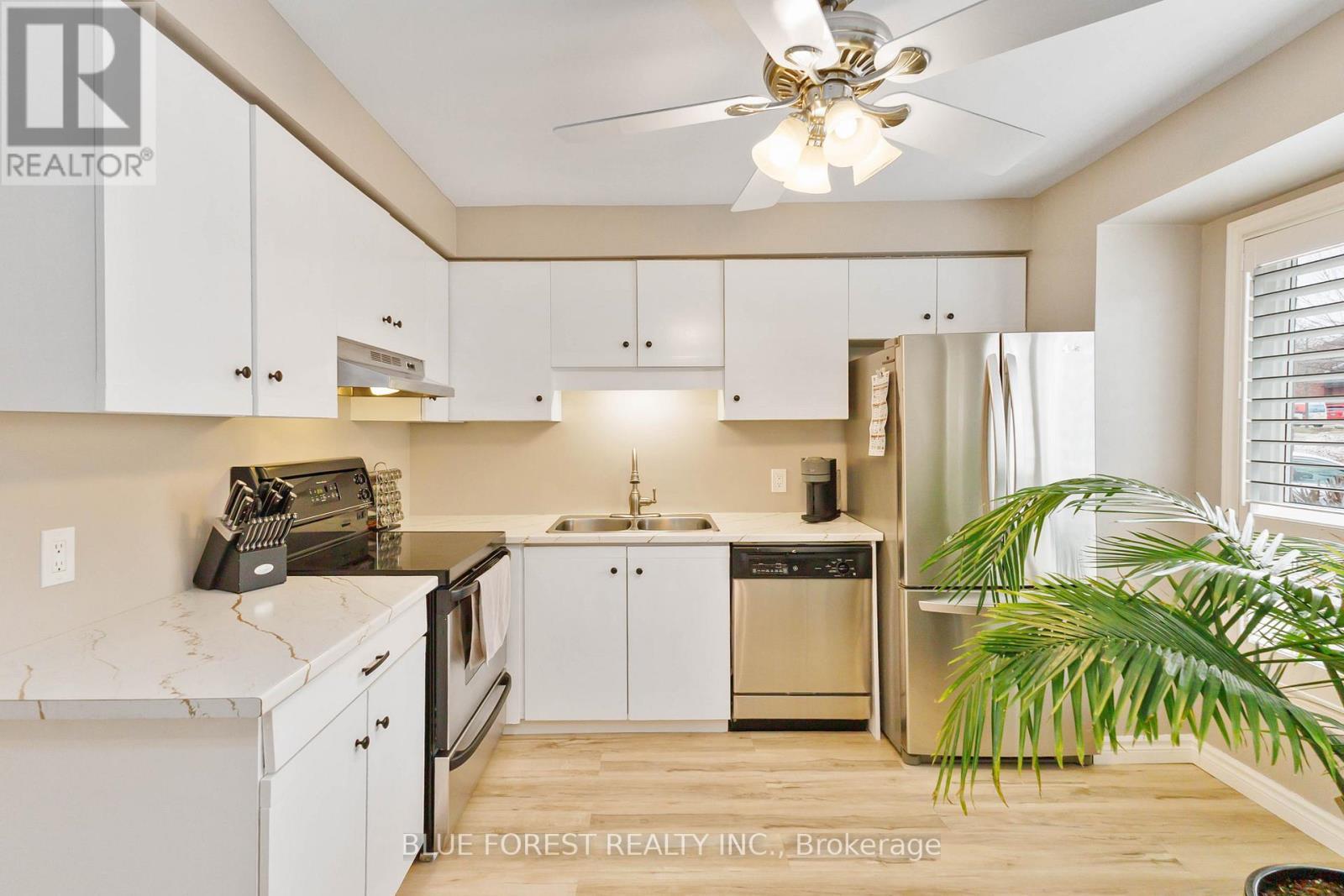 6 - 35 Waterman Avenue, London South (South R), ON - Indoor Photo Showing Kitchen With Double Sink