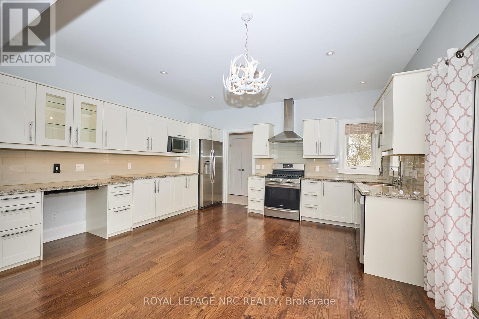 117 Burleigh Road N, Fort Erie (Ridgeway), ON - Indoor Photo Showing Kitchen