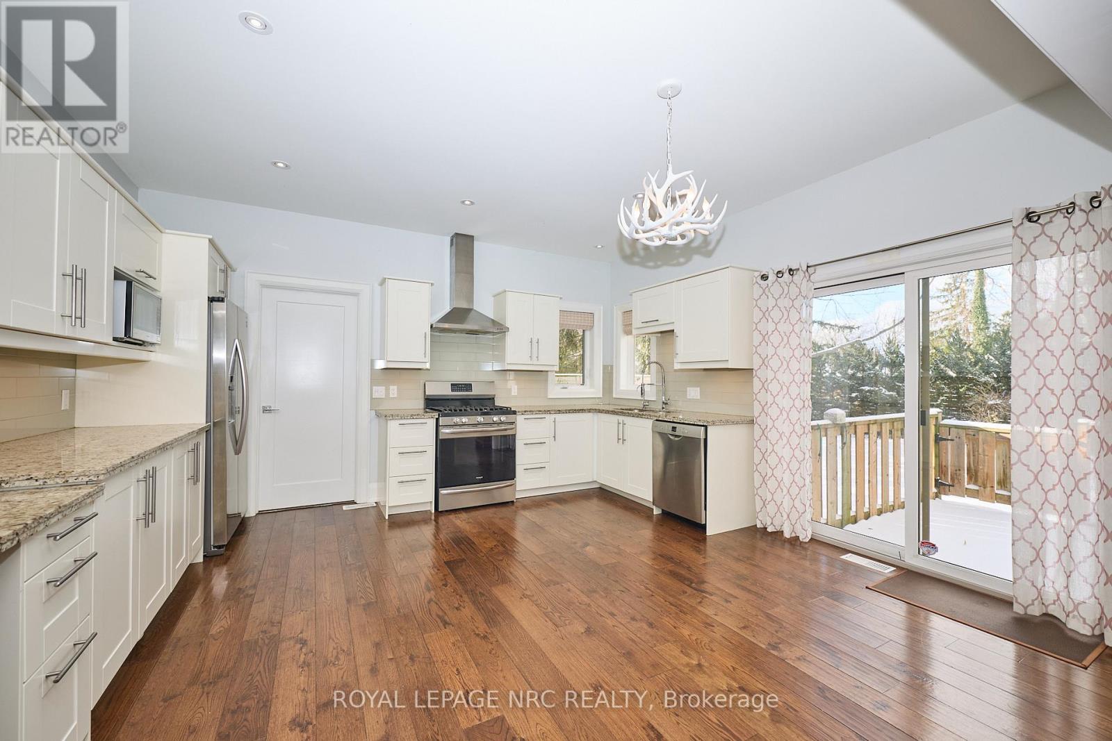 117 Burleigh Road N, Fort Erie (Ridgeway), ON - Indoor Photo Showing Kitchen With Upgraded Kitchen