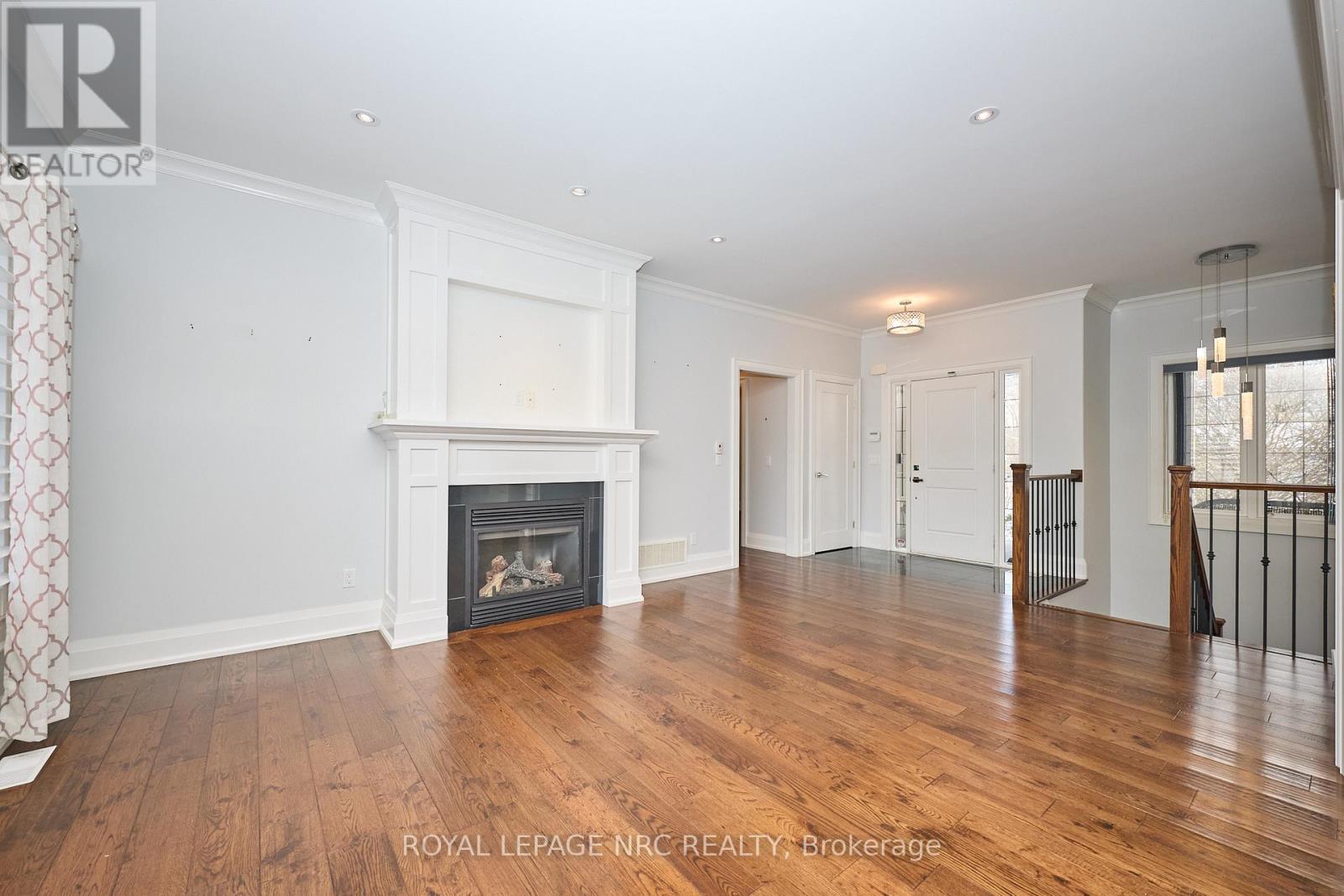 117 Burleigh Road N, Fort Erie (Ridgeway), ON - Indoor Photo Showing Living Room With Fireplace