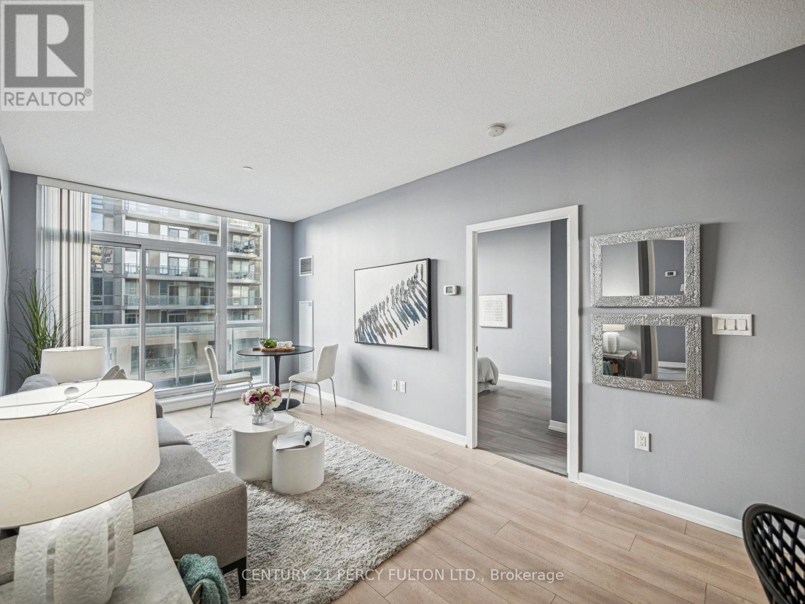 408 - 62 Forest Manor Road, Toronto, ON - Indoor Photo Showing Living Room