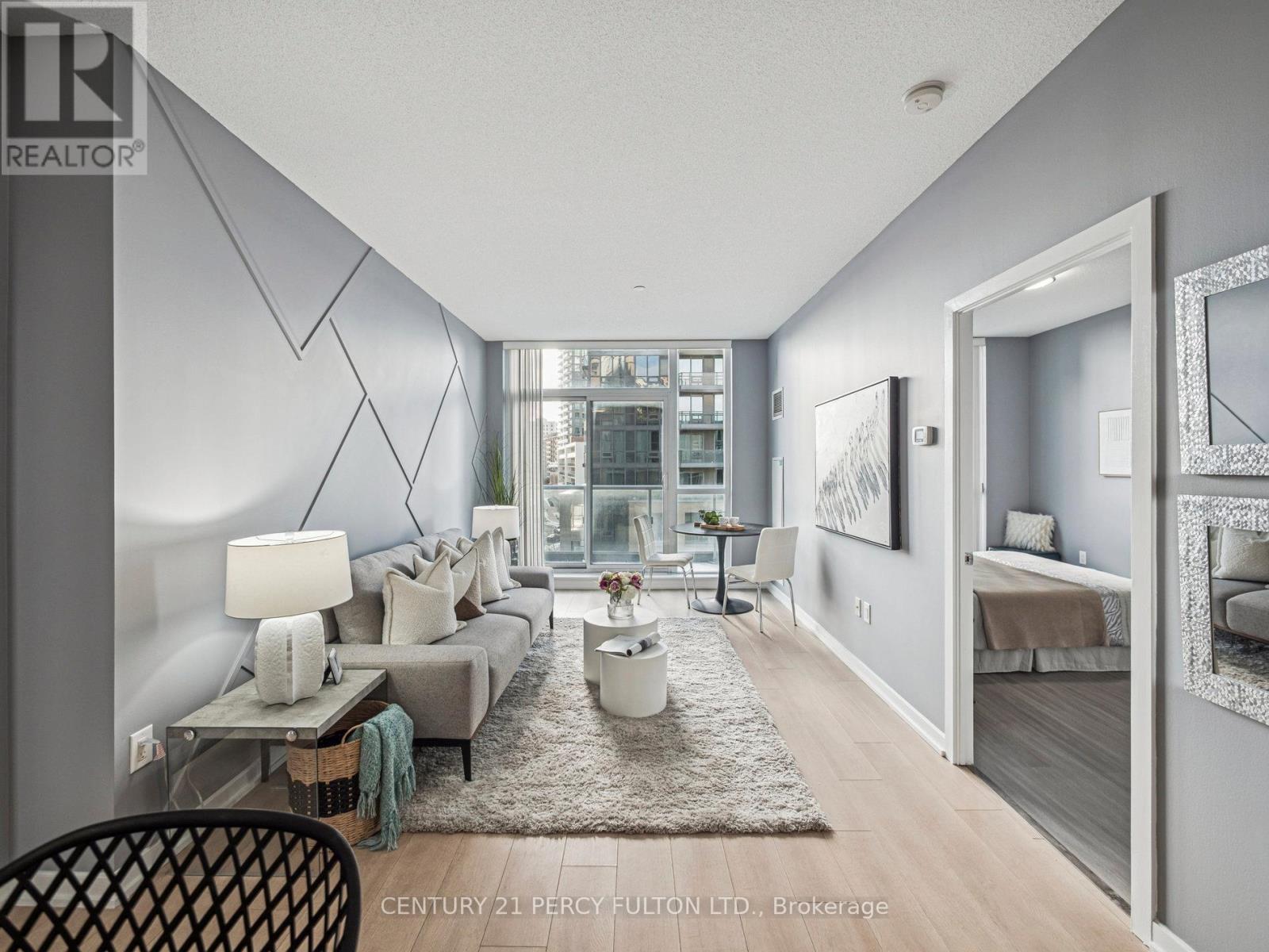 Living/Dining w/ Accent Wall - 408 - 62 Forest Manor Road, Toronto, ON - Indoor