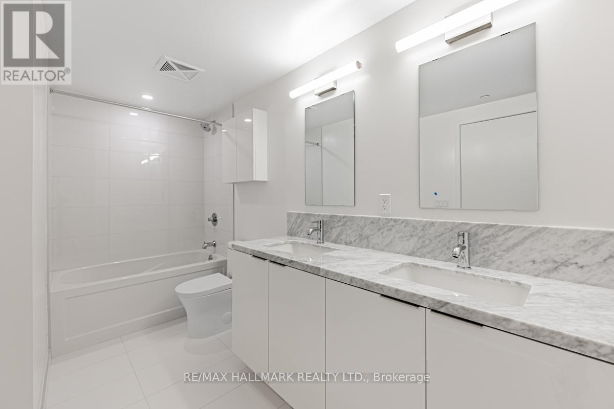 2709 - 238 Simcoe Street, Toronto, ON - Indoor Photo Showing Bathroom