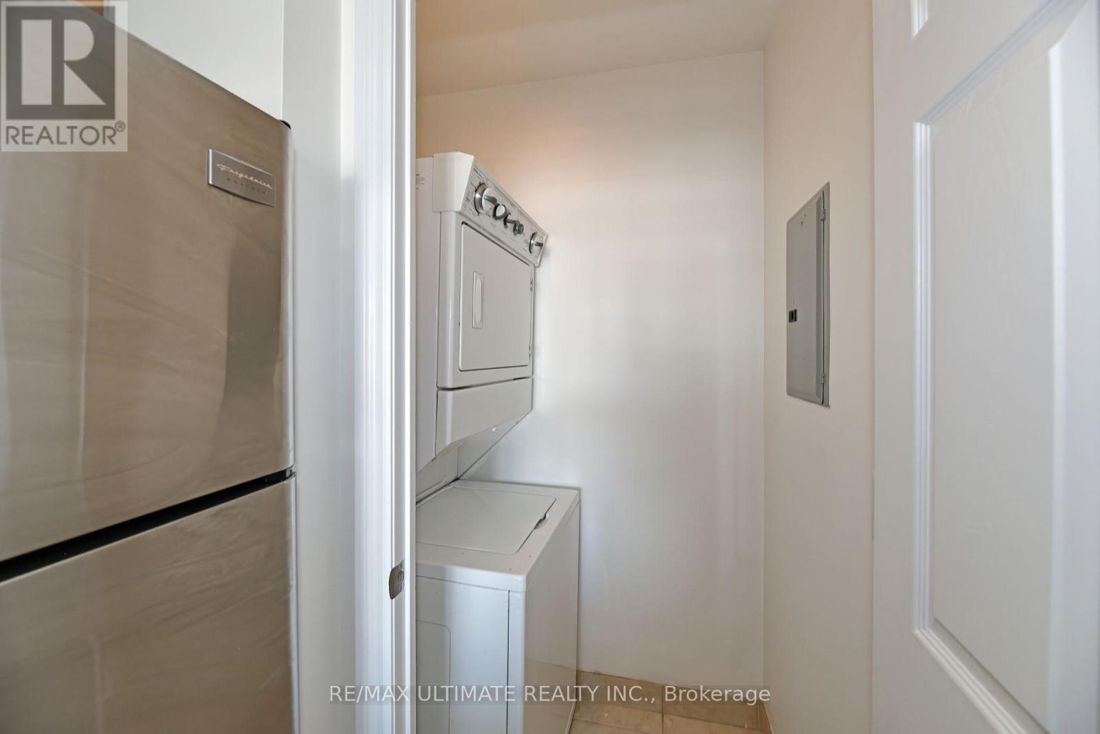 1104 - 2325 Central Park Drive, Oakville, ON - Indoor Photo Showing Laundry Room
