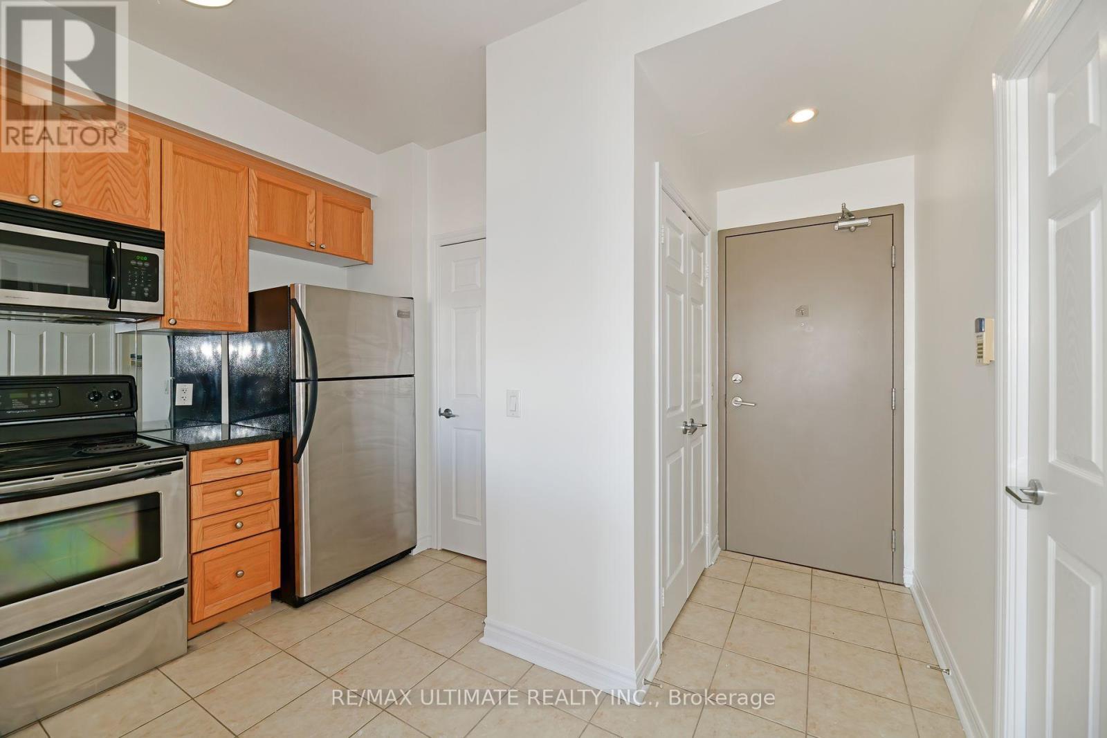 1104 - 2325 Central Park Drive, Oakville, ON - Indoor Photo Showing Kitchen