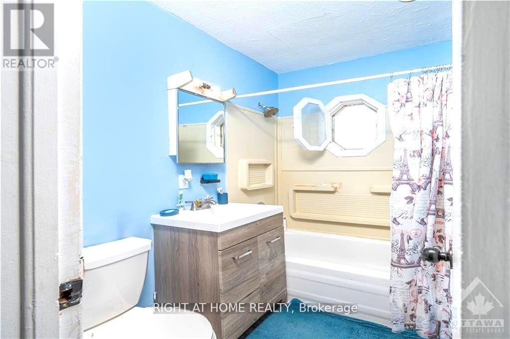 333 Levis Avenue, Ottawa, ON - Indoor Photo Showing Bathroom