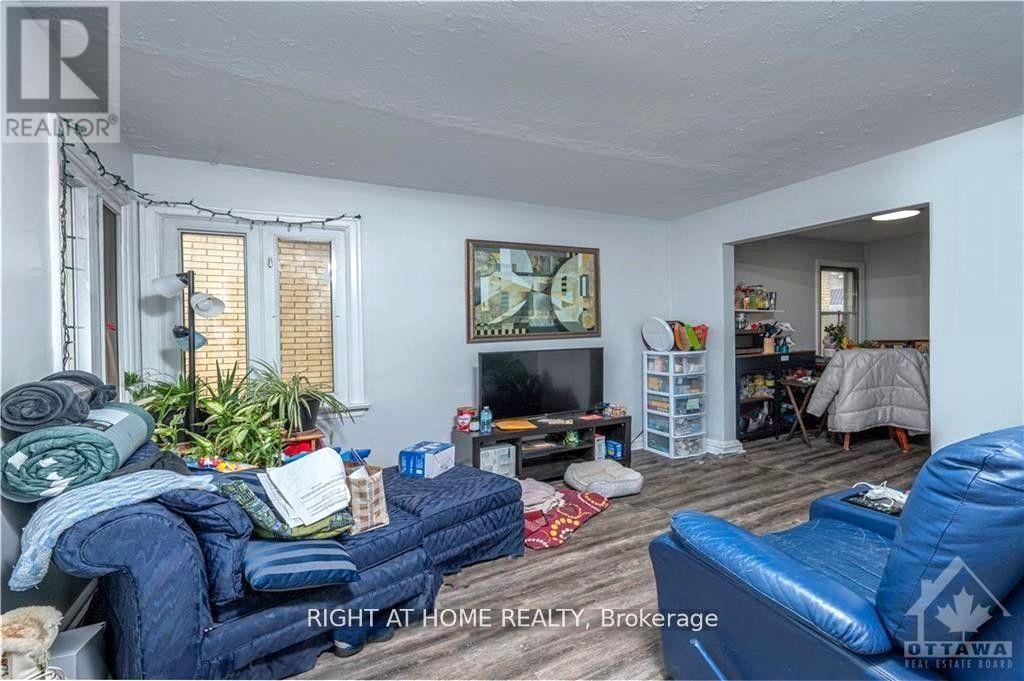 333 Levis Avenue, Ottawa, ON - Indoor Photo Showing Living Room