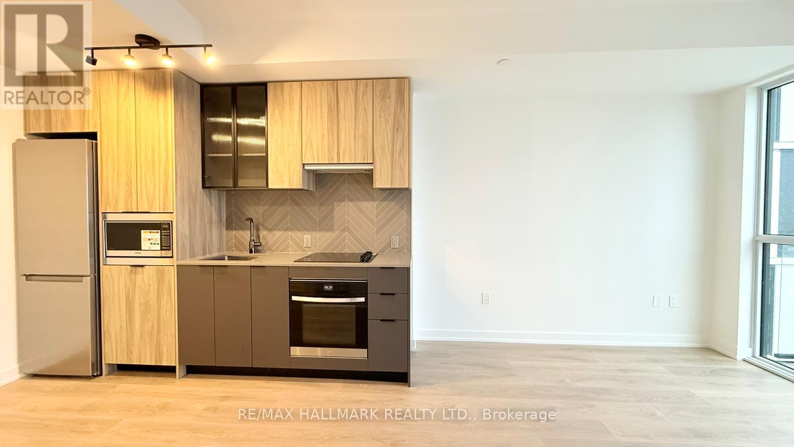 807 - 1037 The Queensway, Toronto, ON - Indoor Photo Showing Kitchen