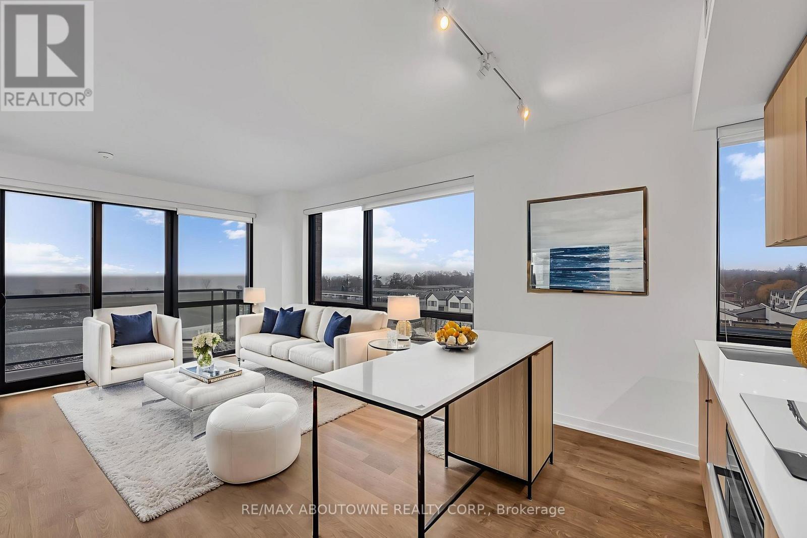 517 - 251 Masonry Way, Mississauga, ON - Indoor Photo Showing Living Room