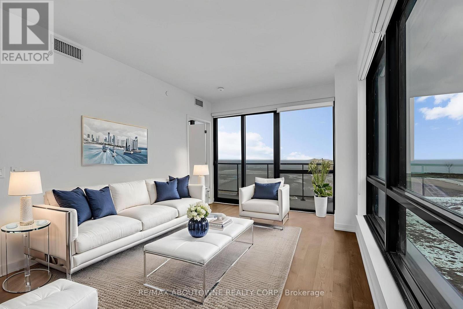 517 - 251 Masonry Way, Mississauga, ON - Indoor Photo Showing Living Room