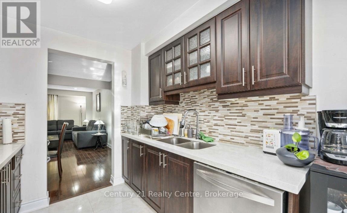 Main Floor - 3073 Ireson Court, Mississauga, ON - Indoor Photo Showing Kitchen With Double Sink With Upgraded Kitchen