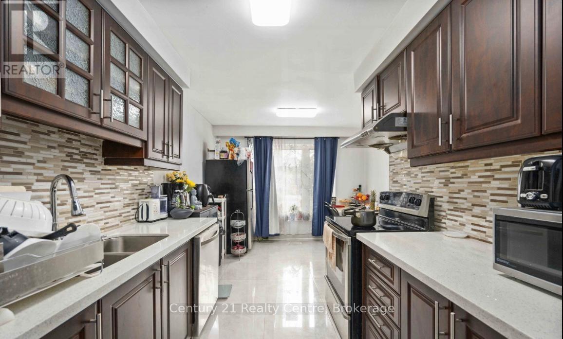 Main Floor - 3073 Ireson Court, Mississauga, ON - Indoor Photo Showing Kitchen With Double Sink With Upgraded Kitchen