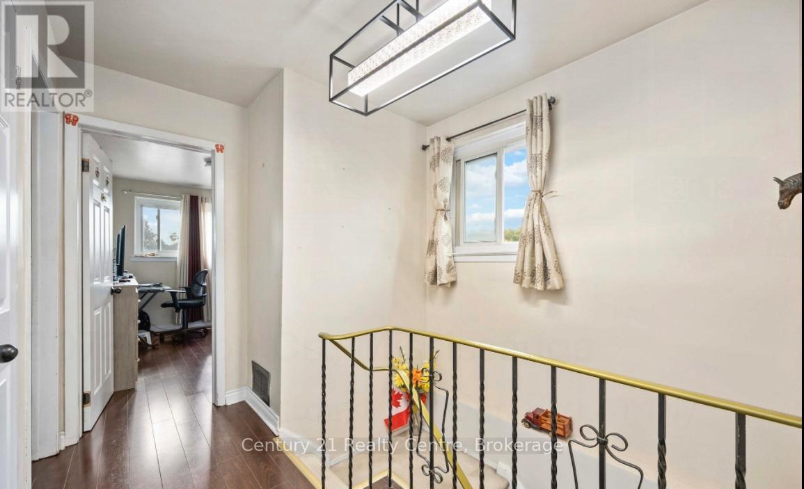 Main Floor - 3073 Ireson Court, Mississauga, ON - Indoor Photo Showing Other Room