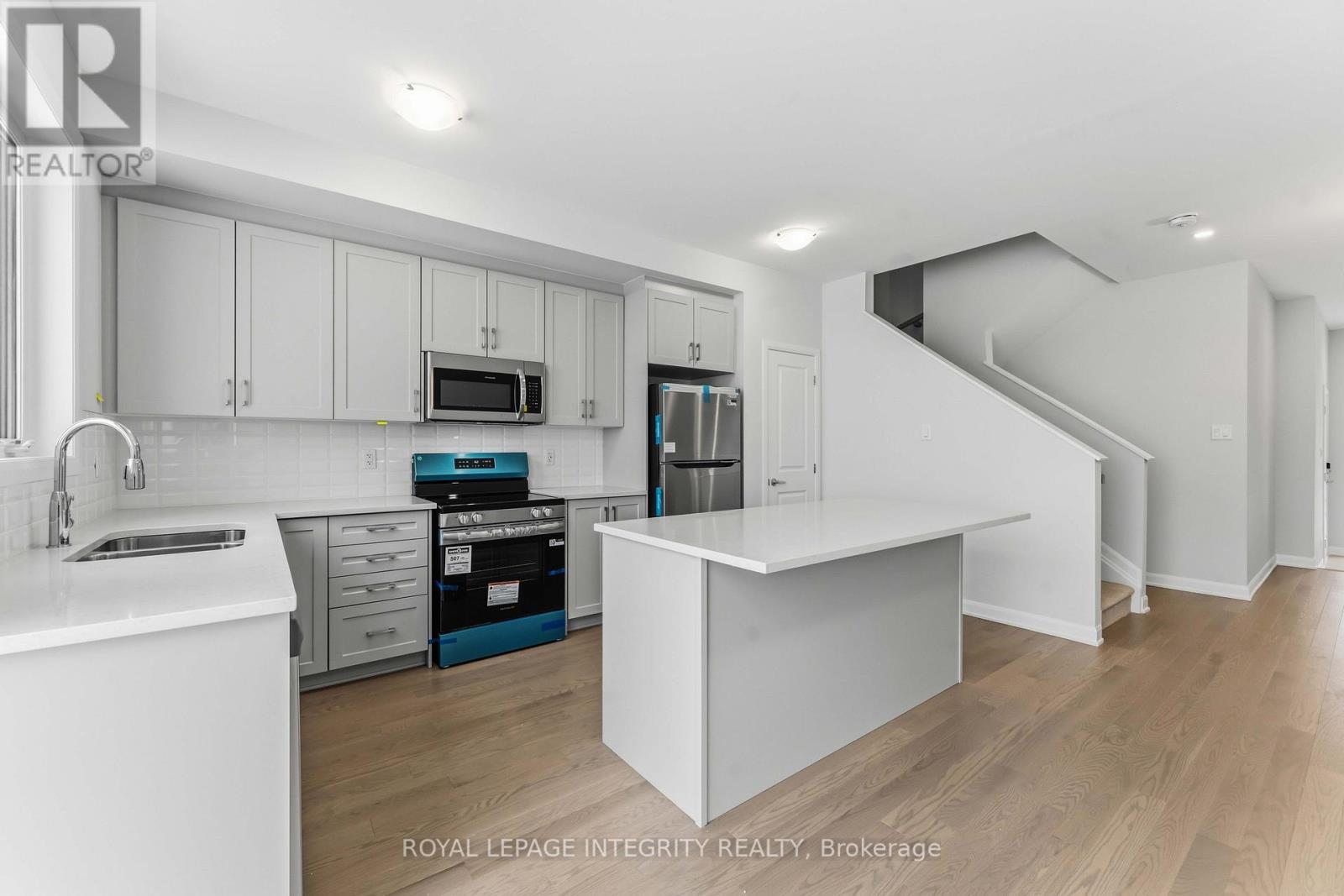 714 Fairline Row, Ottawa, ON - Indoor Photo Showing Kitchen With Double Sink With Upgraded Kitchen