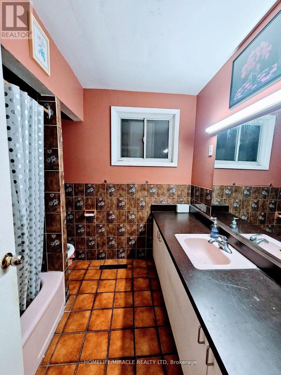 Main Room - 3 - 898 Kennedy Road, Toronto, ON - Indoor Photo Showing Bathroom