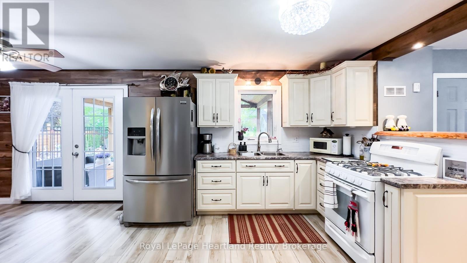 30 North Street, Huron East (Egmondville), ON - Indoor Photo Showing Kitchen With Double Sink