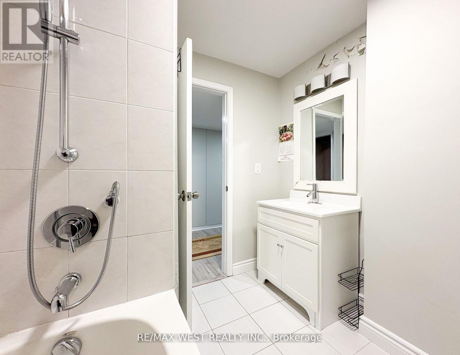 Bsmt - 5 Arlstan Drive, Toronto, ON - Indoor Photo Showing Bathroom