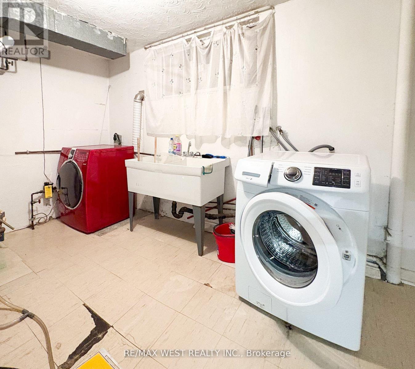 Bsmt - 5 Arlstan Drive, Toronto, ON - Indoor Photo Showing Laundry Room