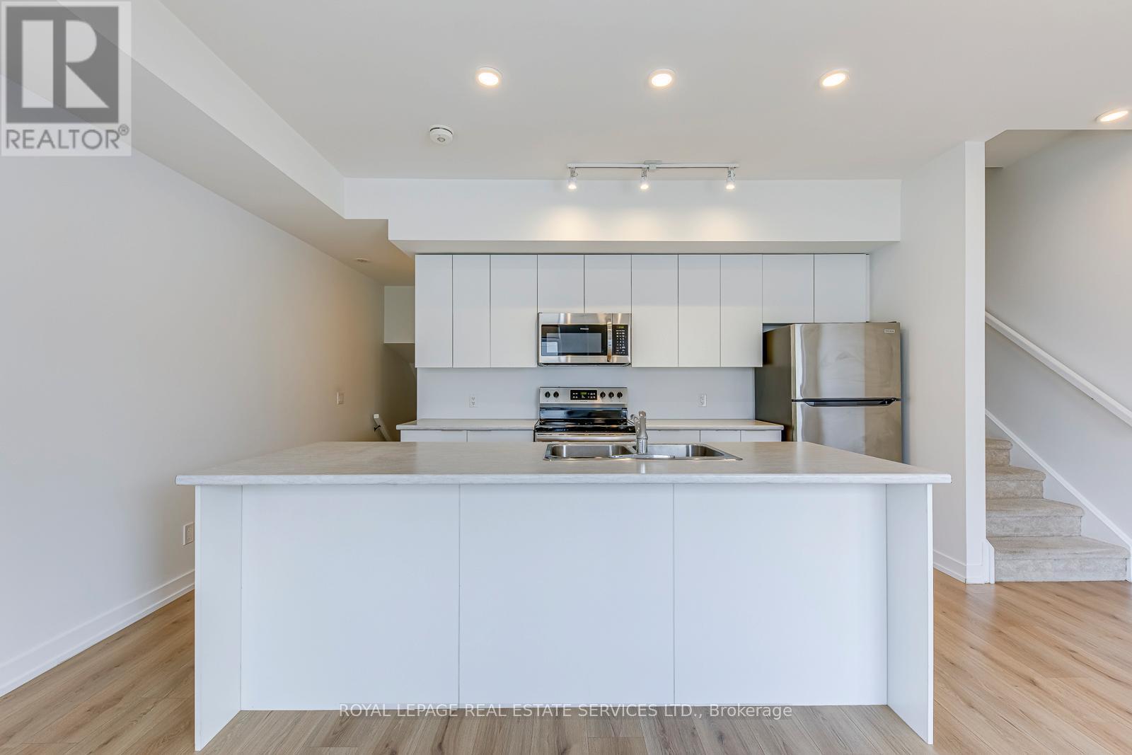 347 - 3066 Sixth Line, Oakville, ON - Indoor Photo Showing Kitchen