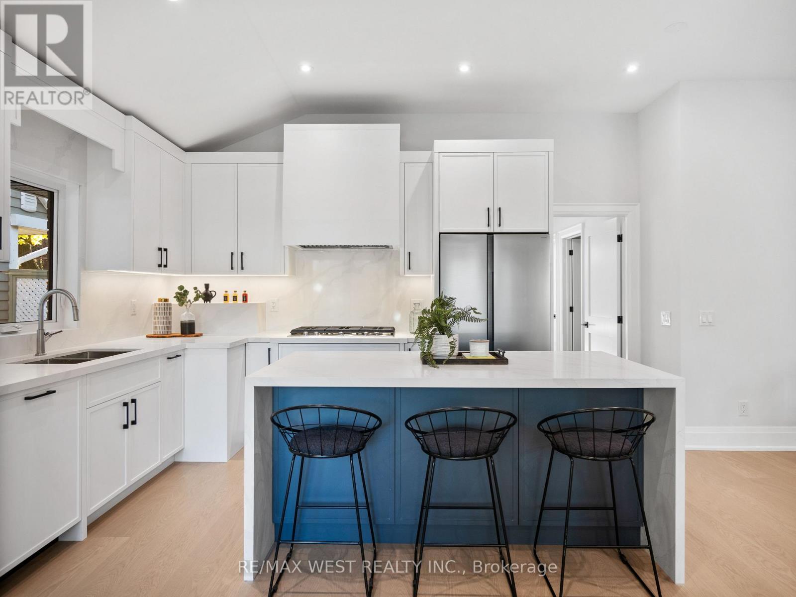24 Appledale Road, Toronto, ON - Indoor Photo Showing Kitchen With Upgraded Kitchen
