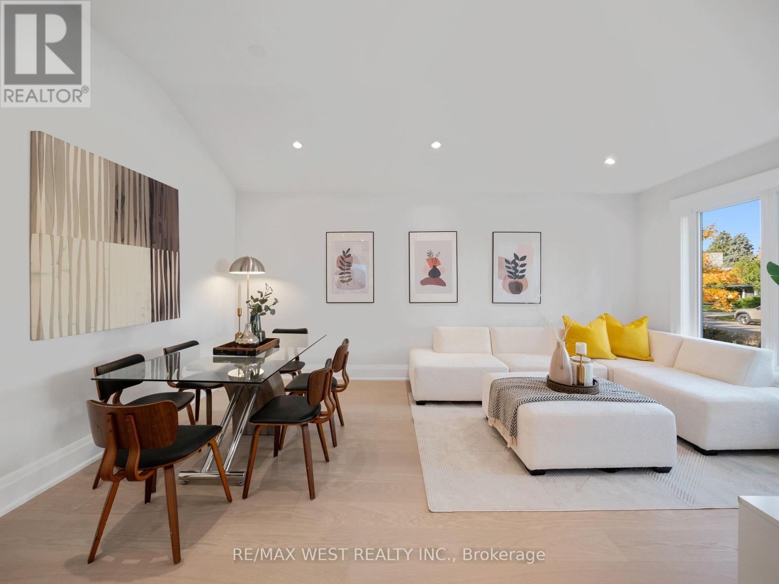 24 Appledale Road, Toronto, ON - Indoor Photo Showing Living Room