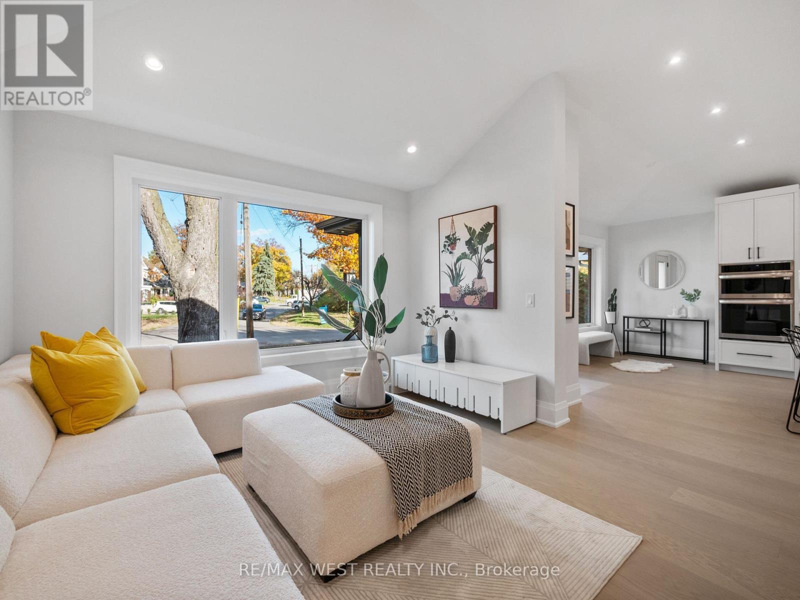 24 Appledale Road, Toronto, ON - Indoor Photo Showing Living Room