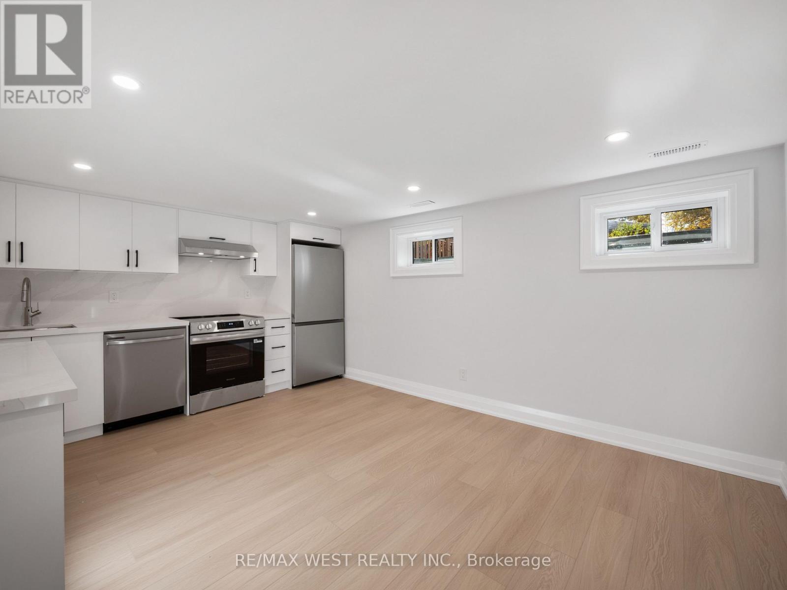 24 Appledale Road, Toronto, ON - Indoor Photo Showing Kitchen