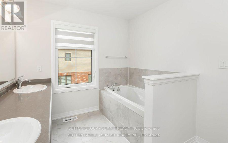 250 Newman Drive, Cambridge, ON - Indoor Photo Showing Bathroom
