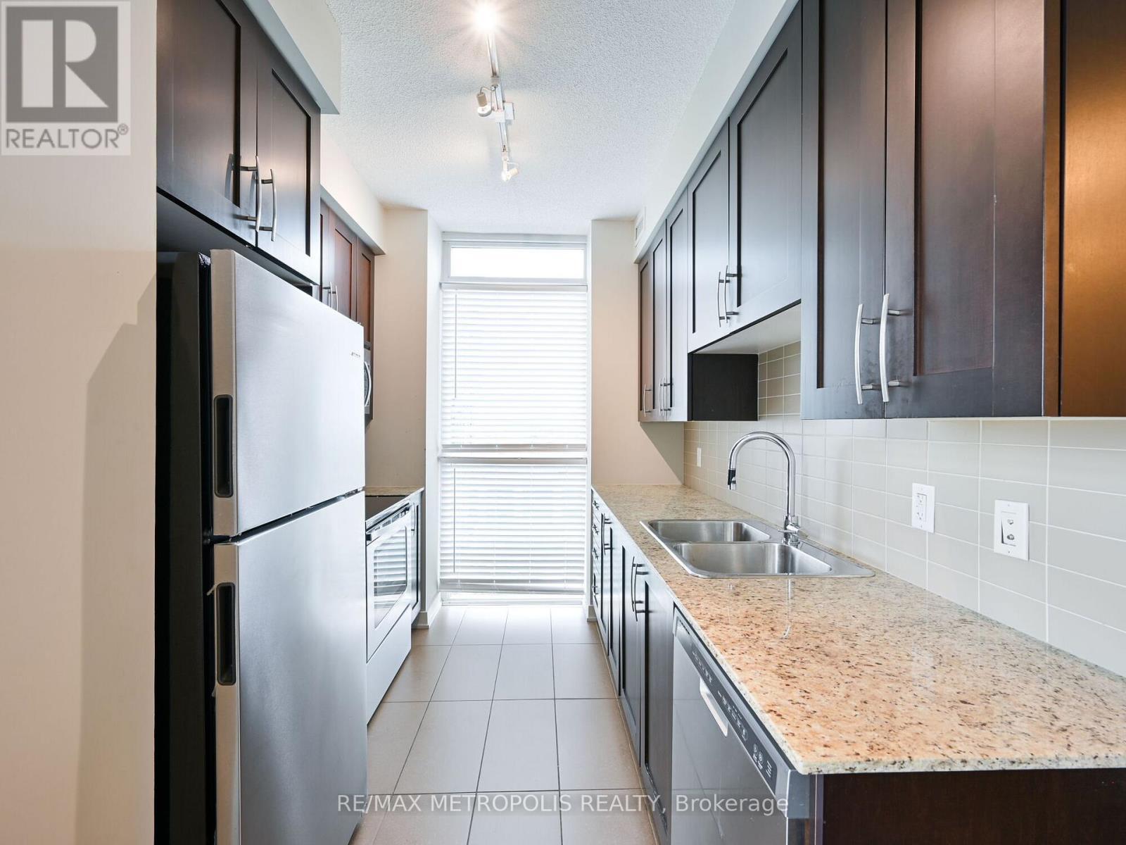 1004 - 4070 Confederation Parkway, Mississauga, ON - Indoor Photo Showing Kitchen With Double Sink With Upgraded Kitchen