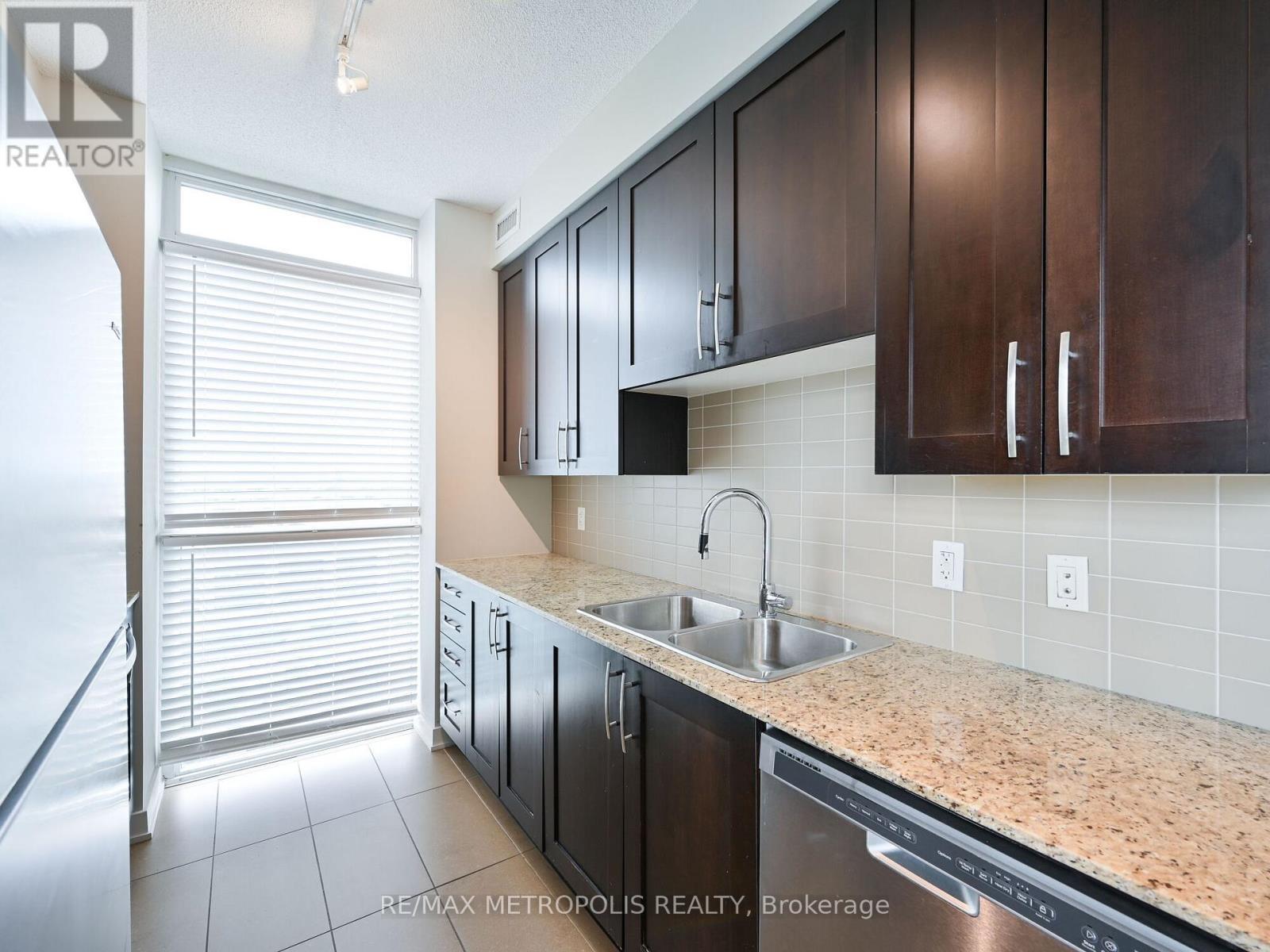 1004 - 4070 Confederation Parkway, Mississauga, ON - Indoor Photo Showing Kitchen With Double Sink With Upgraded Kitchen