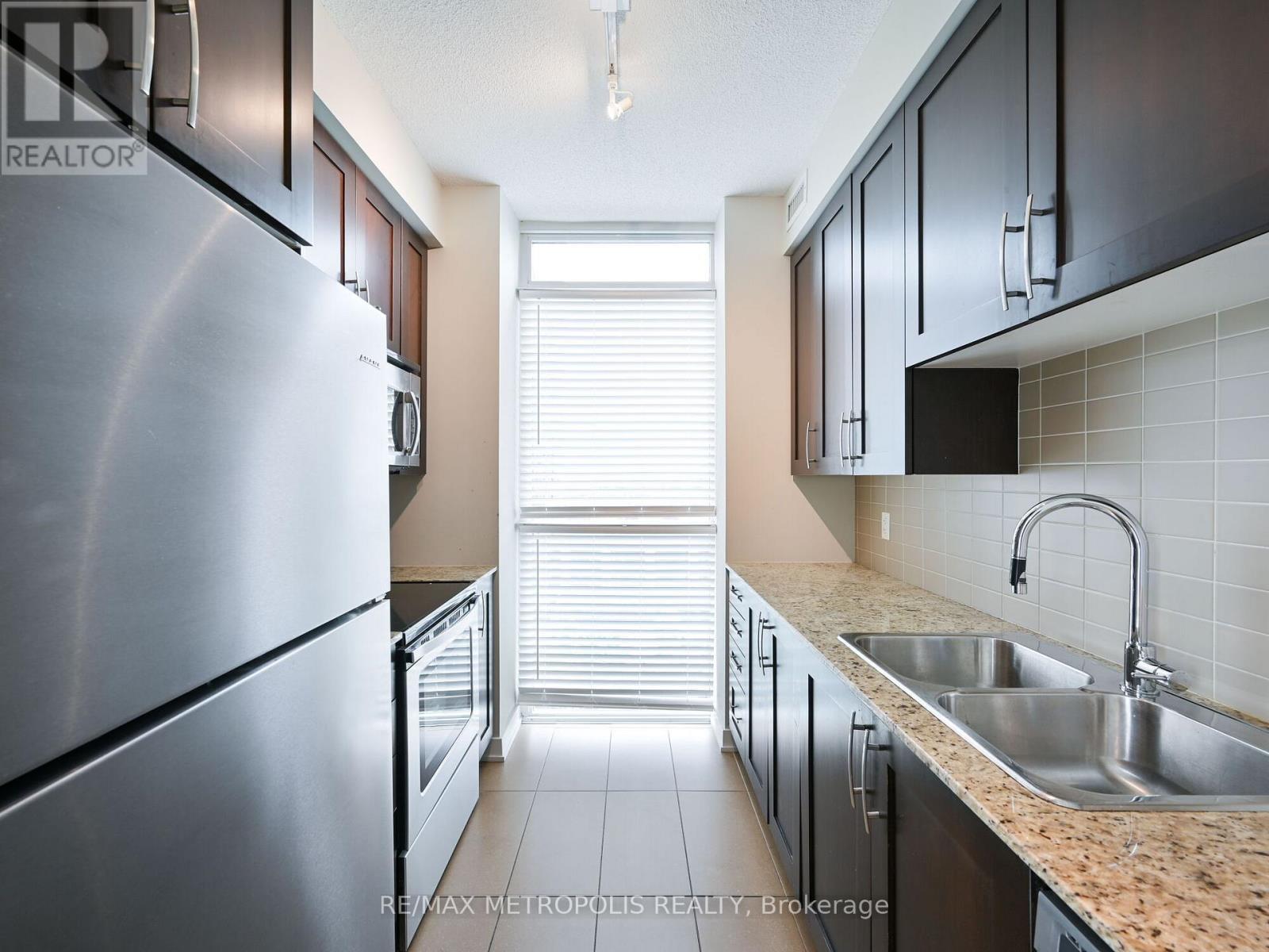 1004 - 4070 Confederation Parkway, Mississauga, ON - Indoor Photo Showing Kitchen With Double Sink