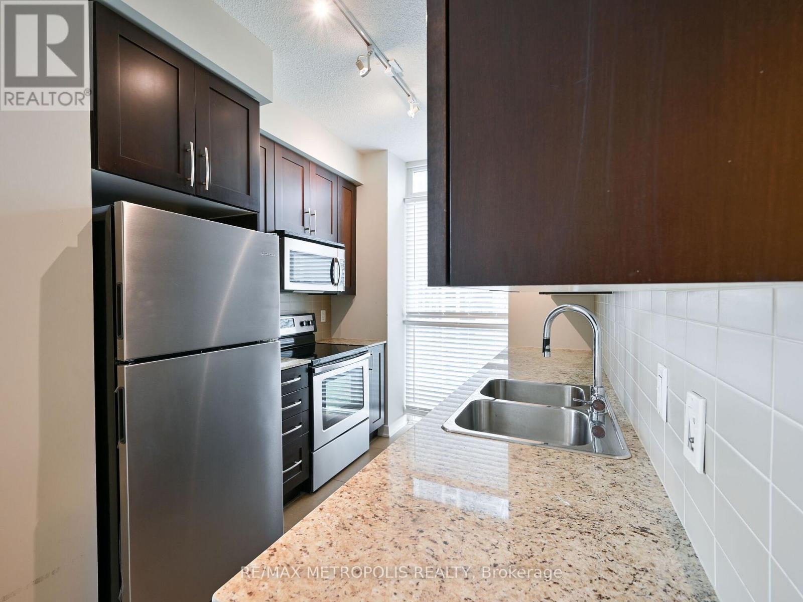 1004 - 4070 Confederation Parkway, Mississauga, ON - Indoor Photo Showing Kitchen With Double Sink