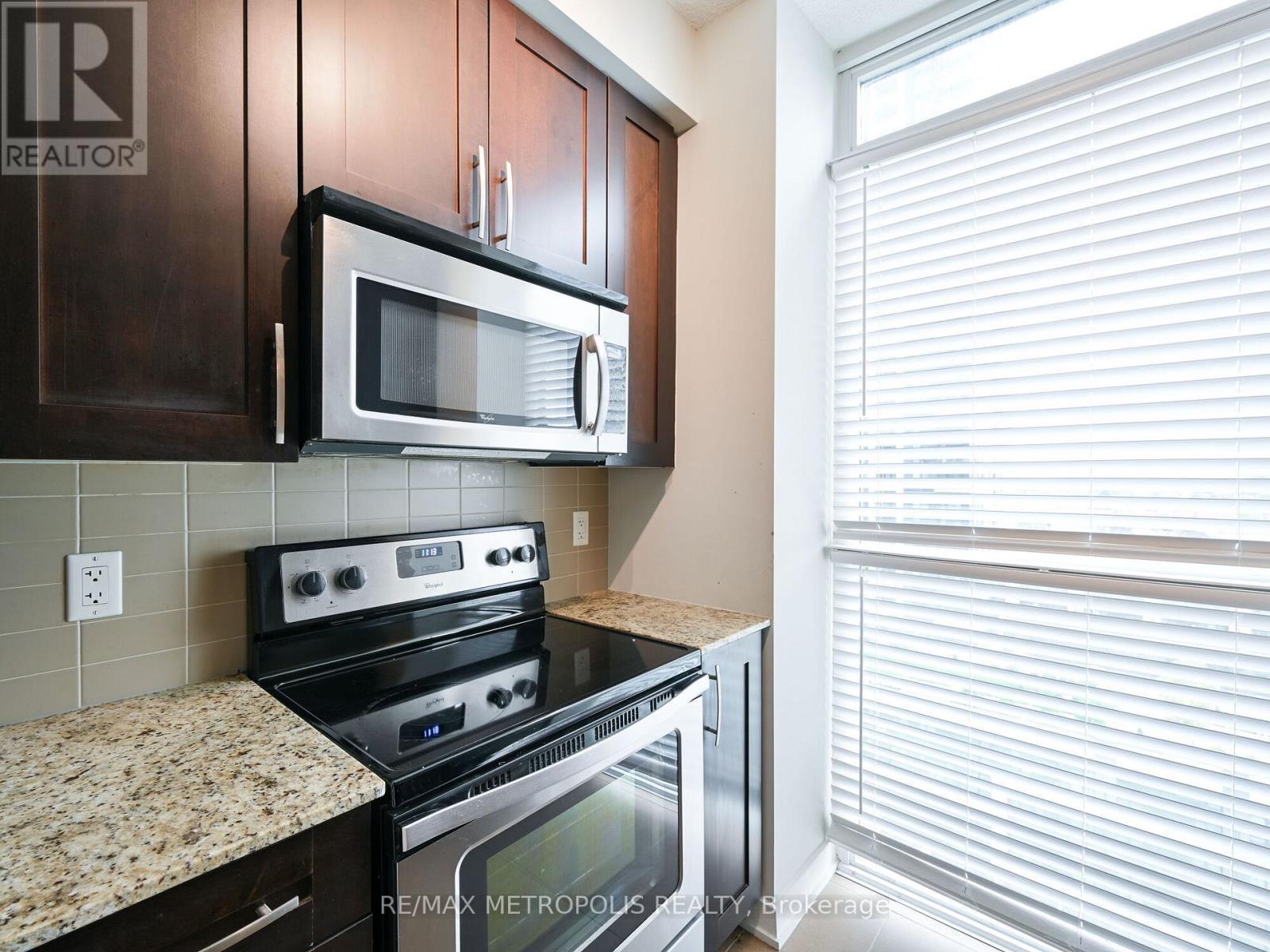 1004 - 4070 Confederation Parkway, Mississauga, ON - Indoor Photo Showing Kitchen