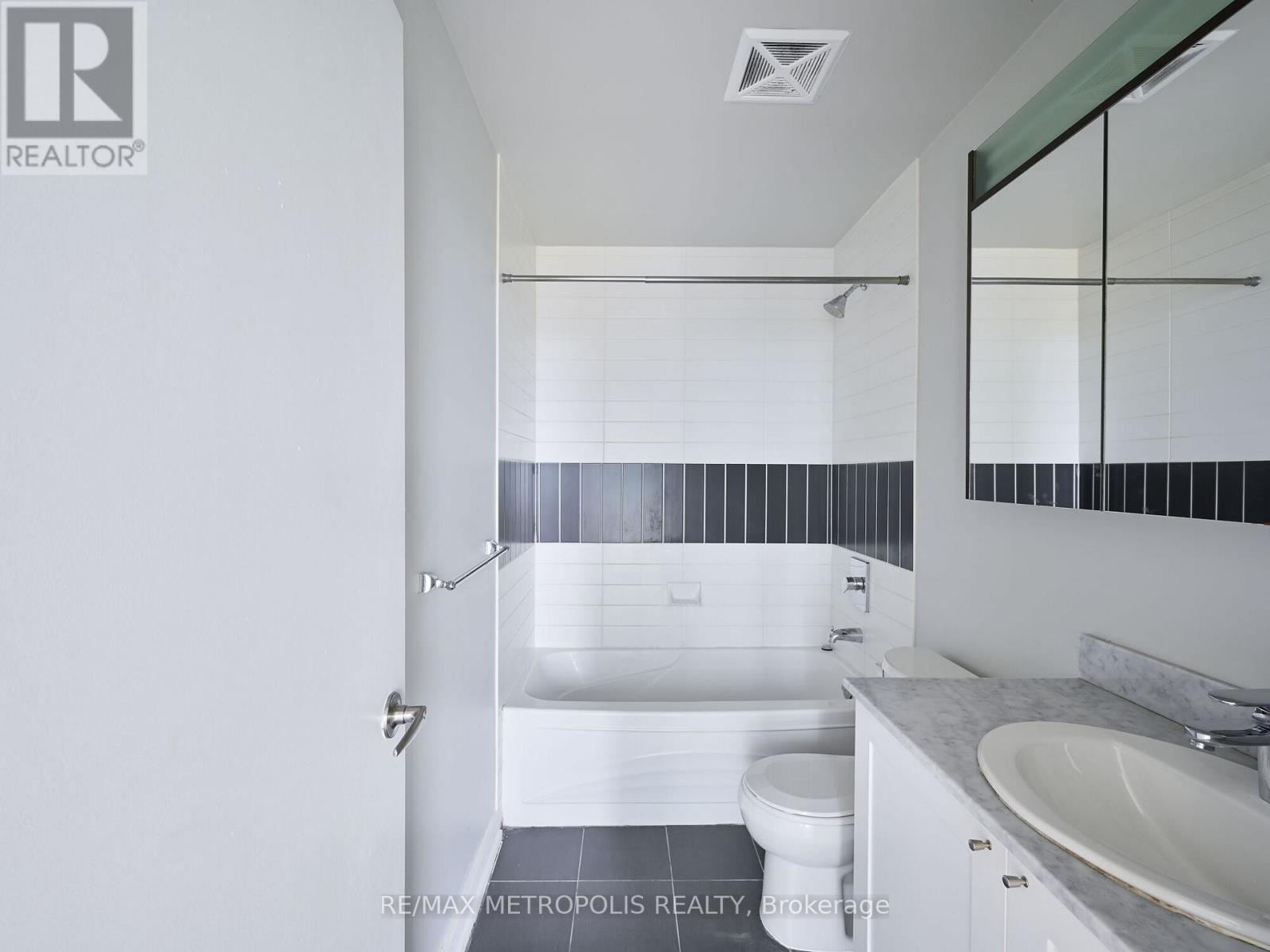 1004 - 4070 Confederation Parkway, Mississauga, ON - Indoor Photo Showing Bathroom