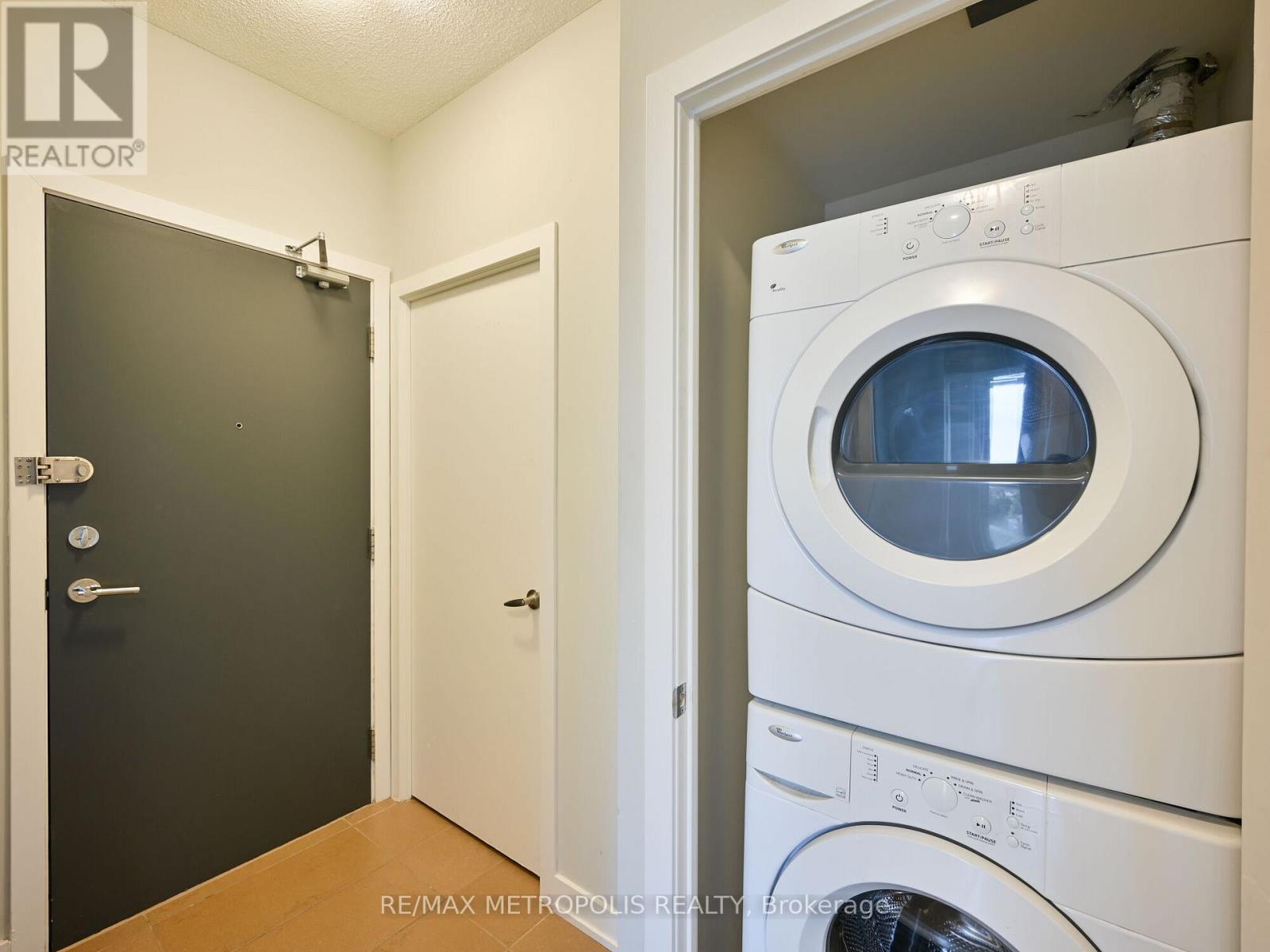 1004 - 4070 Confederation Parkway, Mississauga, ON - Indoor Photo Showing Laundry Room