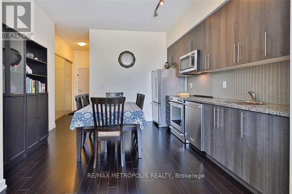 215 - 4011 Brickstone Mews, Mississauga, ON - Indoor Photo Showing Kitchen With Upgraded Kitchen