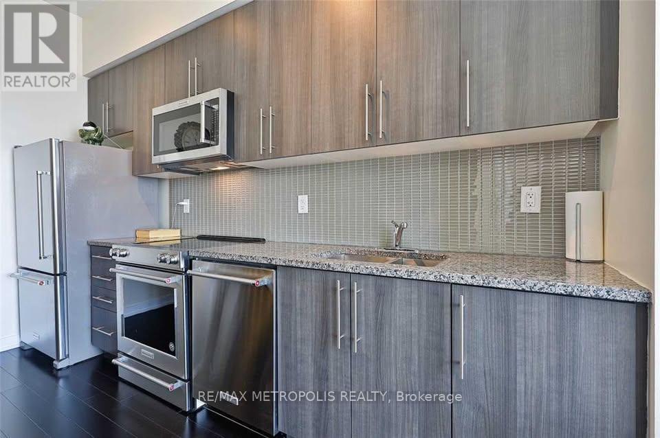 215 - 4011 Brickstone Mews, Mississauga, ON - Indoor Photo Showing Kitchen With Upgraded Kitchen