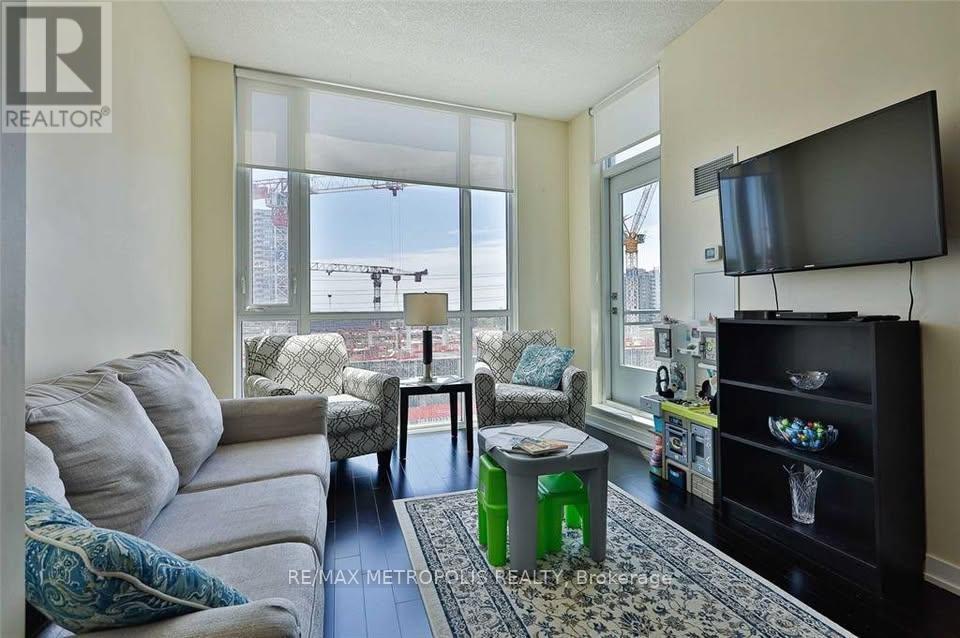 215 - 4011 Brickstone Mews, Mississauga, ON - Indoor Photo Showing Living Room