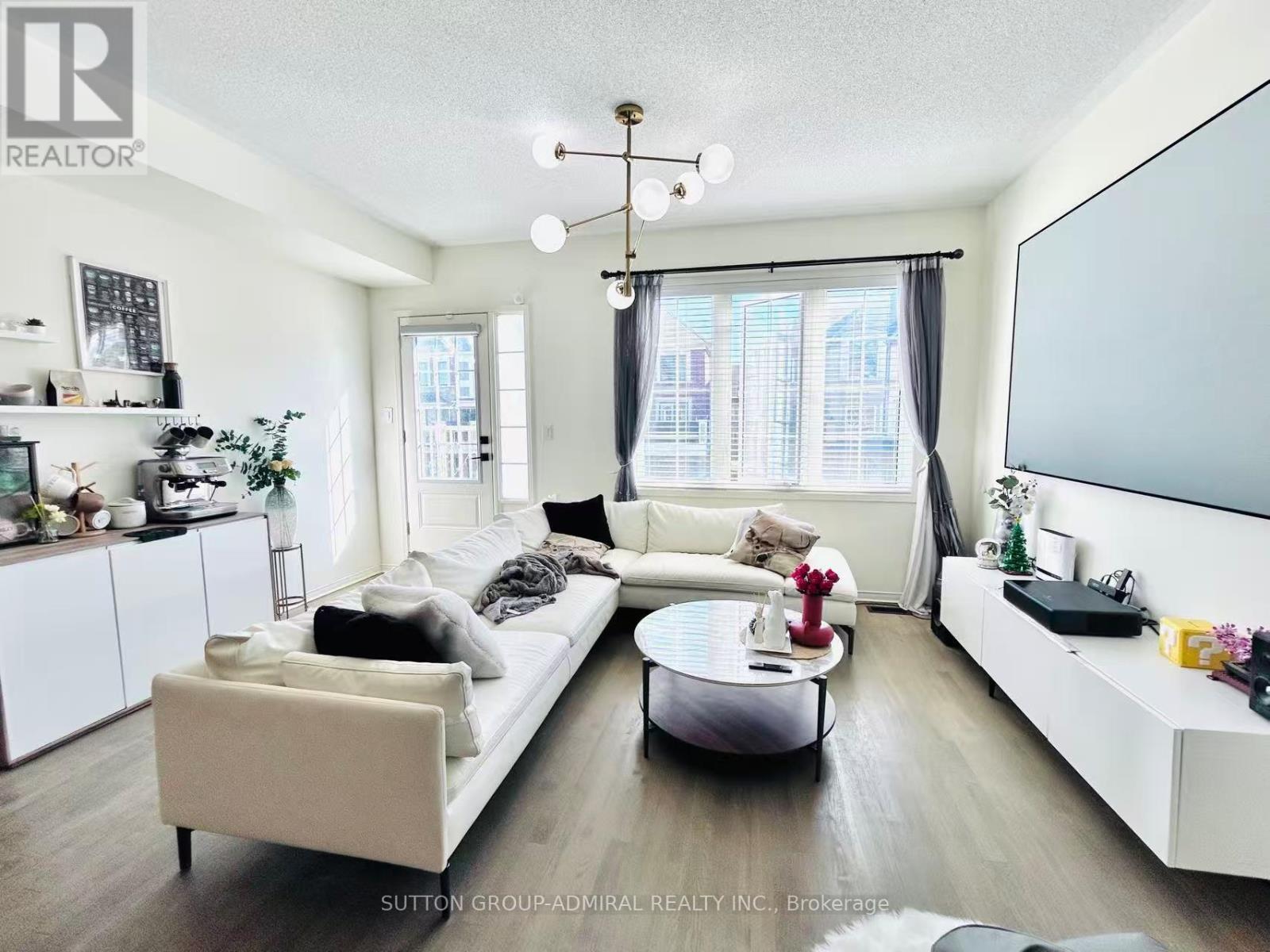 14 Mcgrath Avenue, Richmond Hill, ON - Indoor Photo Showing Living Room
