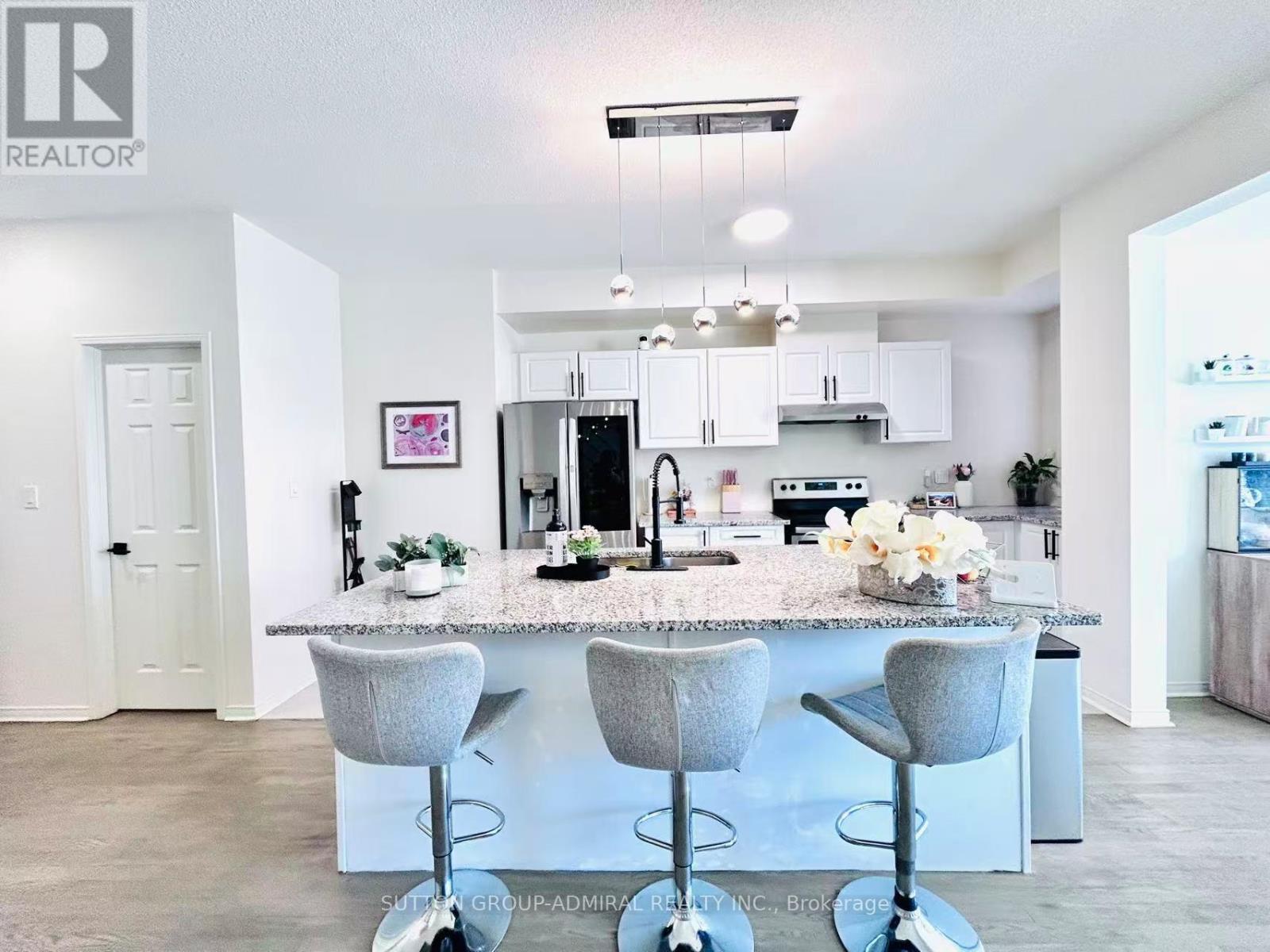 14 Mcgrath Avenue, Richmond Hill, ON - Indoor Photo Showing Kitchen With Upgraded Kitchen