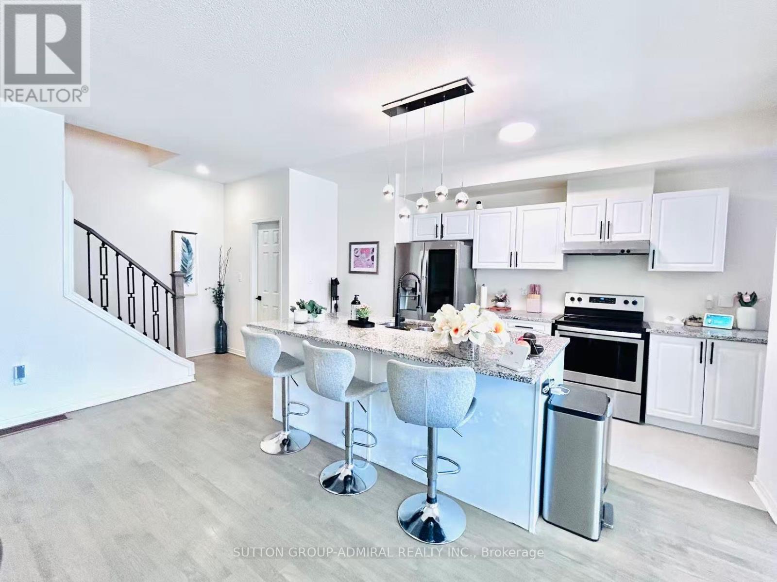 14 Mcgrath Avenue, Richmond Hill, ON - Indoor Photo Showing Kitchen With Double Sink With Upgraded Kitchen