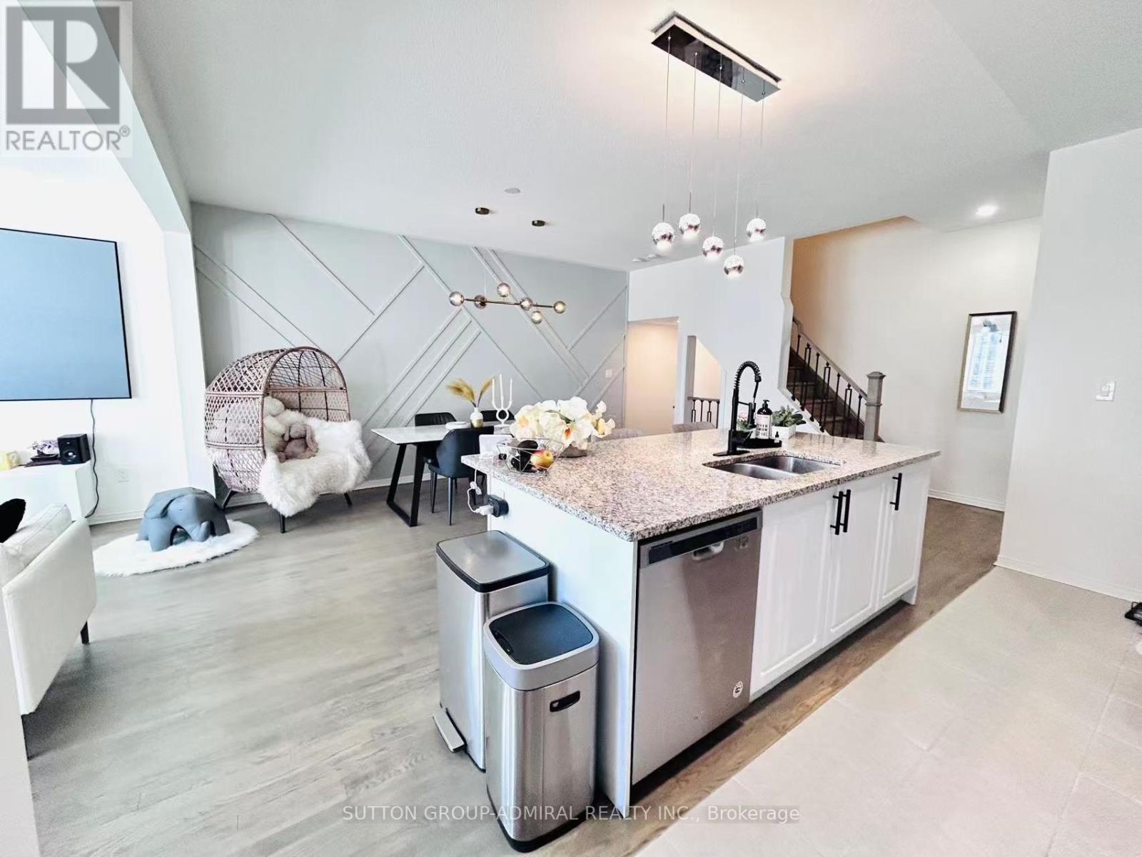14 Mcgrath Avenue, Richmond Hill, ON - Indoor Photo Showing Kitchen With Double Sink