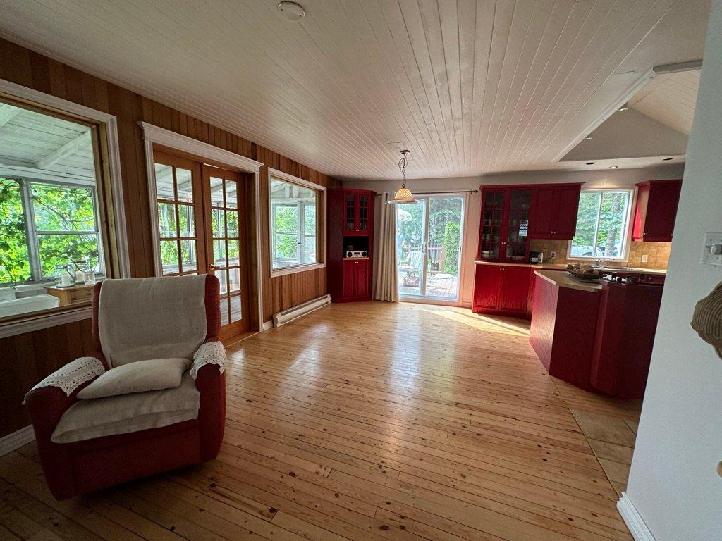 Vue d'ensemble - 661 Ch. Du Lac-Connelly, Saint-Hippolyte, QC - Indoor Photo Showing Living Room