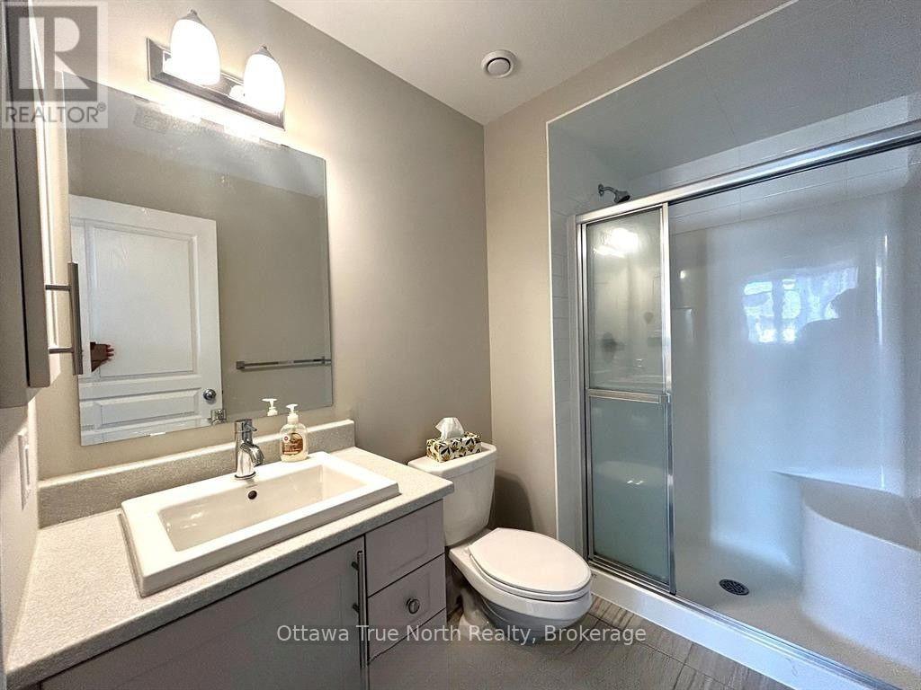 F - 1032 Beryl Private, Ottawa, ON - Indoor Photo Showing Bathroom