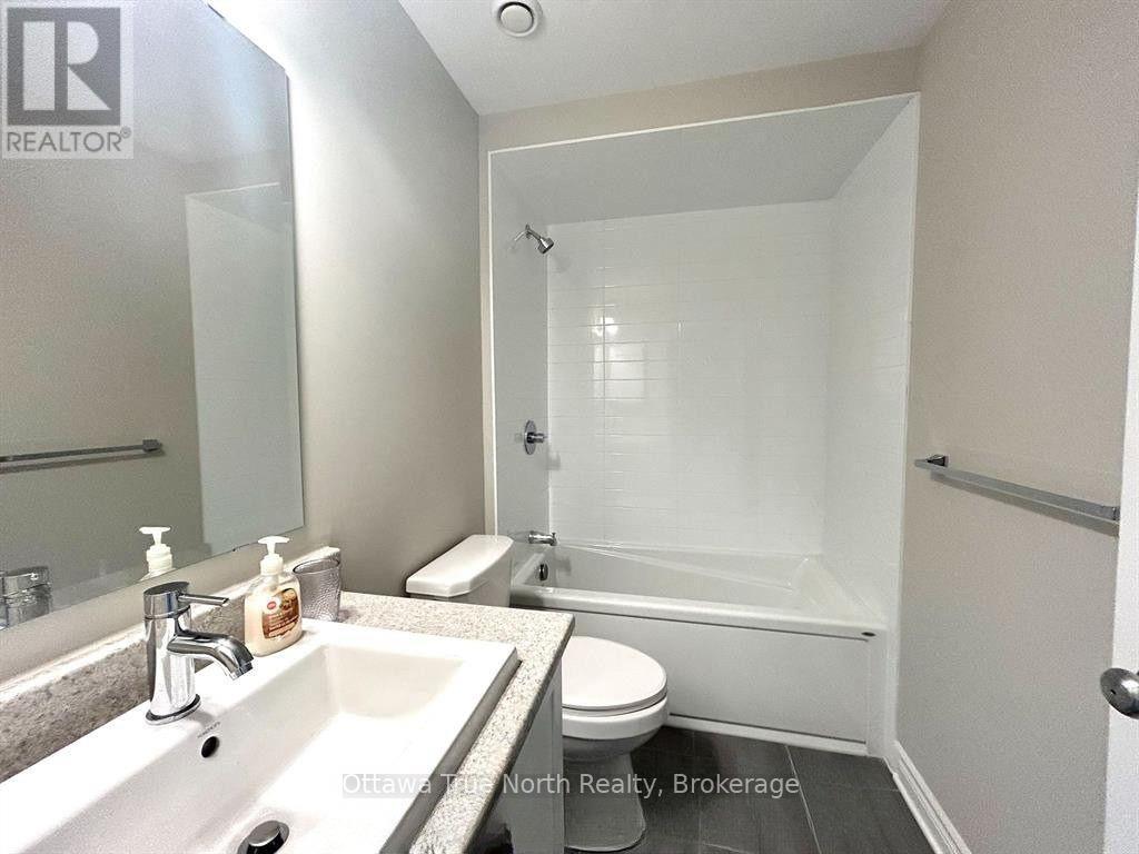F - 1032 Beryl Private, Ottawa, ON - Indoor Photo Showing Bathroom