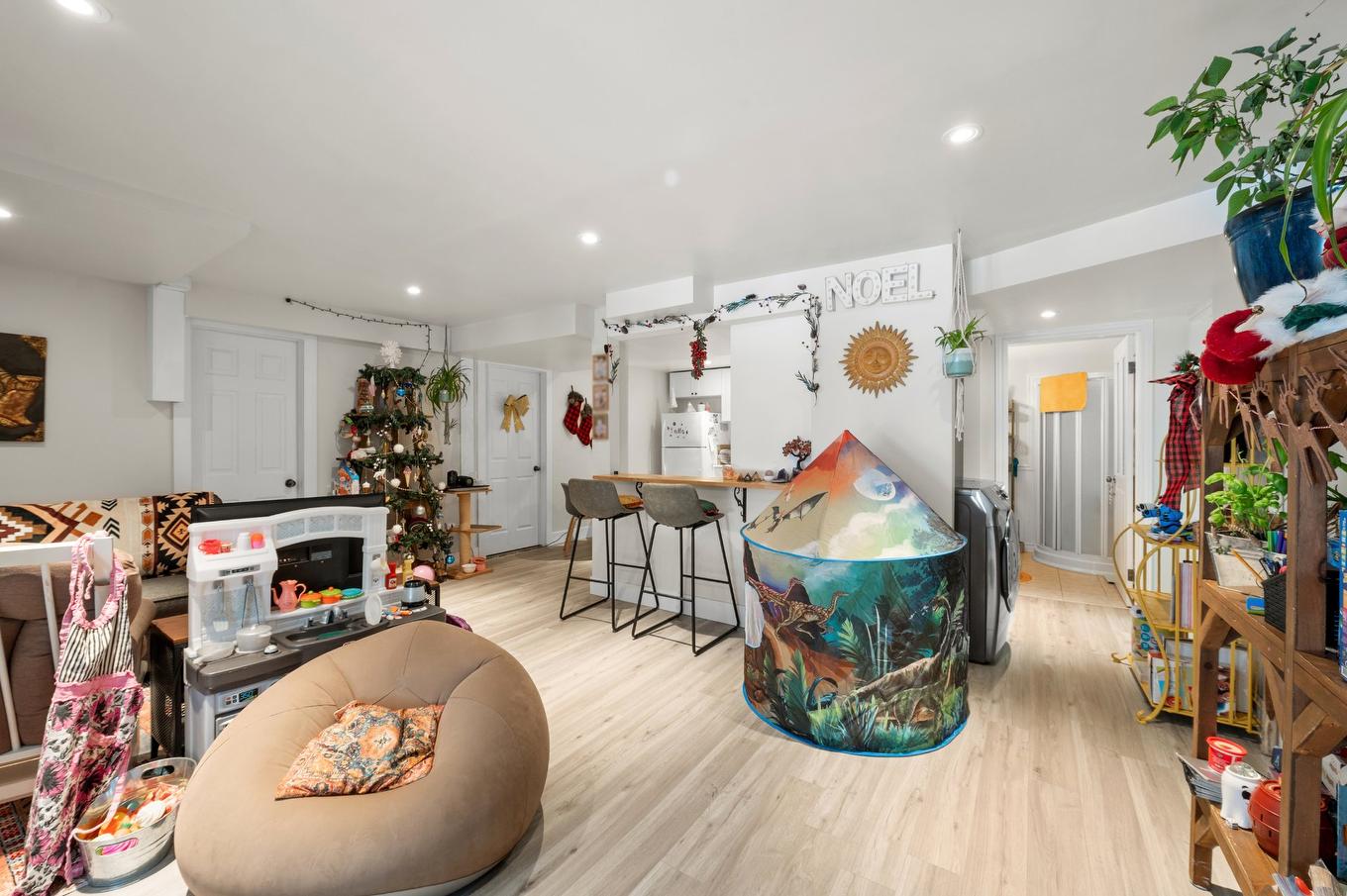 Salon - 30Z - 30Az Rue Giguère, Sainte-Agathe-Des-Monts, QC - Indoor