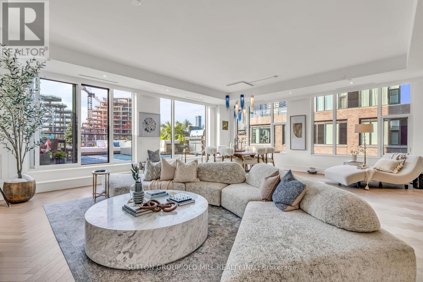 711 - 455 Wellington Street W, Toronto, ON - Indoor Photo Showing Living Room