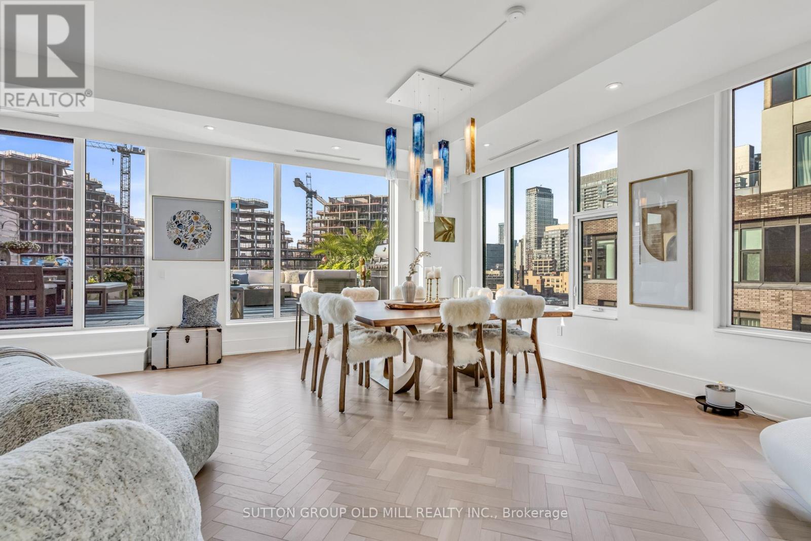 711 - 455 Wellington Street W, Toronto, ON - Indoor